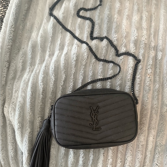 Saint Laurent Paris YSL Monogram Chevron
Mini Lou Bag in peppeled black leather - Picture 13 of 15